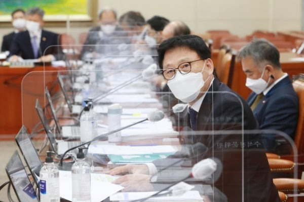 박광온 더불어민주당 의원이 지난 15일 서울 여의도 국회에서 열린 정무위원회의 국민권익위원회, 국가보훈처 등에 대한 국정감사에서 질의하고 있다. /사진=연합뉴스