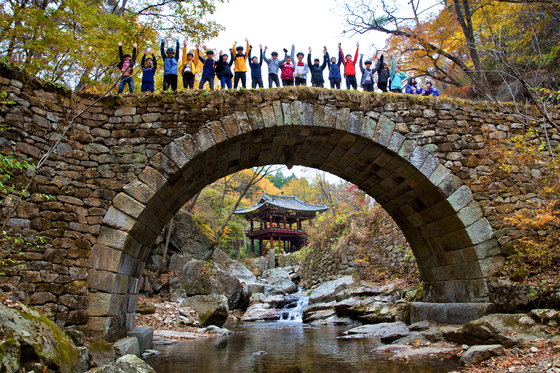 A bridge to Seonam Temple in Suncheon, South Jeolla. [LIETTO]