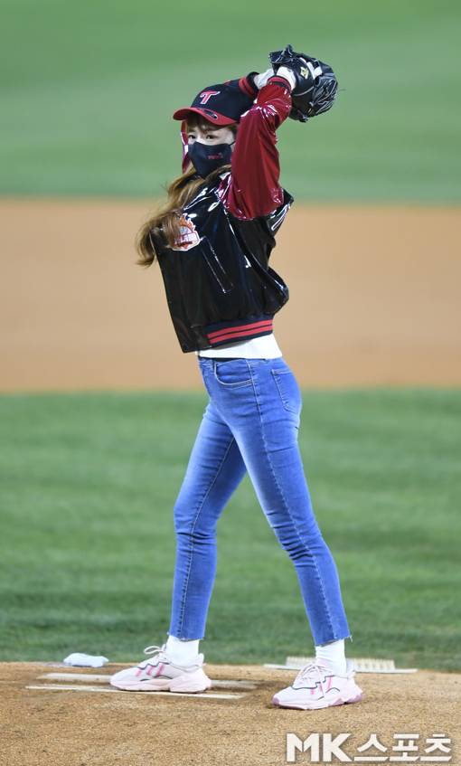정식 마운드에서 와인드업하는 뽐가너 윤보미.