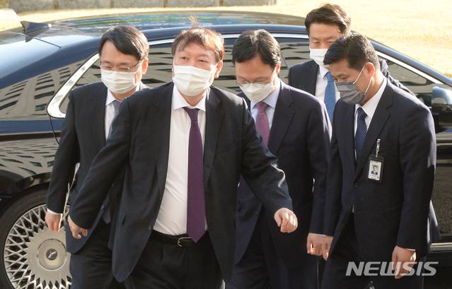 [대전=뉴시스]배훈식 기자 = 8개월여 만에 지방 검찰청 순회에 나선 윤석열 검찰총장이 29일 오후 대전 서구 대전고등검찰청을 방문해 강남일 대전고검장과 이두봉 대전지방검찰청장 등과 청사로 향하고 있다. (공동취재사진) 2020.10.29. photo@newsis.com