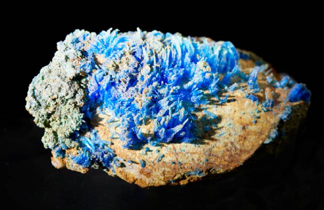 담반(Chalcanthite)  물기가 없으면 흰색, 물을 빨아들이면 파란색으로 변하는 천연 광물. 수분량 측정에 쓰인다.