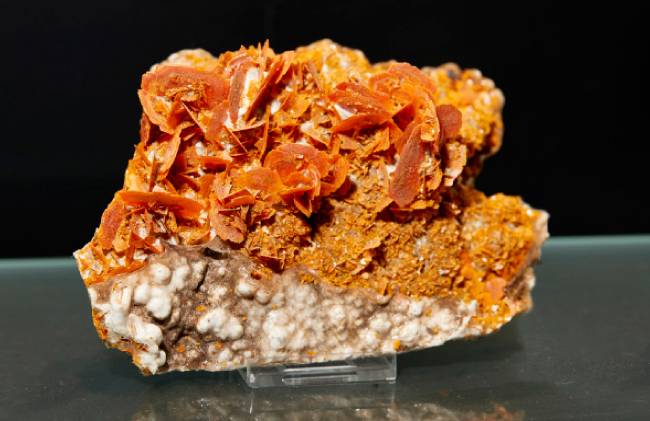 울페나이트(Wulfenite)  납에서 유래한 2차 광물. 울페나이트라는 명칭은 최초 발견자인 광물학자 F.X. 불펜 이름에서 따왔다.