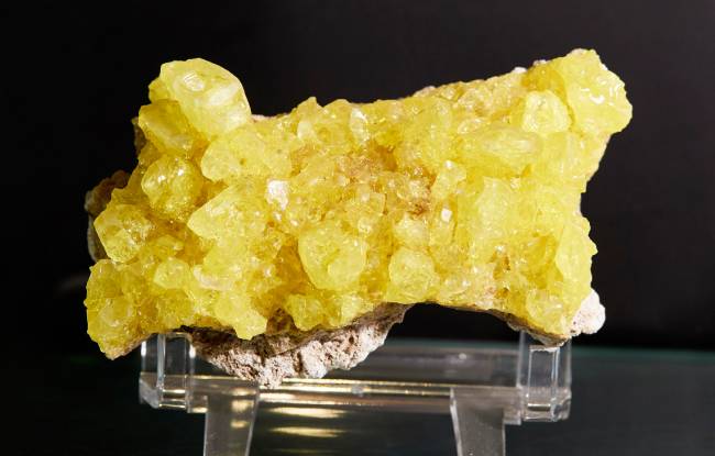 유황(Sulfur)  선사시대부터 사용된 비금속 광물. 의약품부터 화약까지 다양한 일상용품의 원료로 쓰였다.