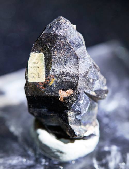 가돌린나이트(Gadolinite)  가돌리늄(Gadolinium), 홀뮴(Holmium), 레늄(rhenium) 등을 추출할 수 있는 규산염 광물 결정체. 희토류(稀土類·Rare Earth Elements)에 속한다.