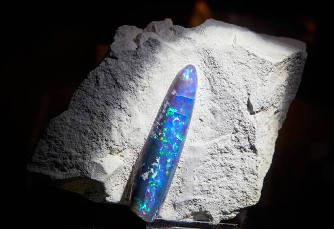 오팔(Opal)  석영의 변종으로 광물 내부의 다채로운 무지갯빛이 가치를 보여준다.