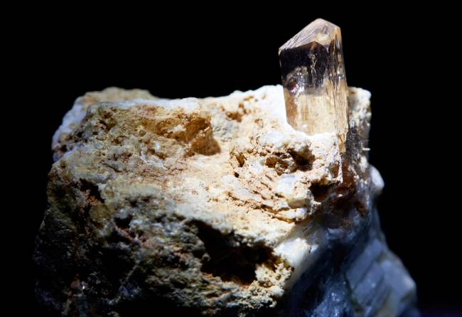 황옥(Topaz)  바위 틈에 기둥 형태로 자리 잡은 토파즈 결정. 인공 유리처럼 투명하다.