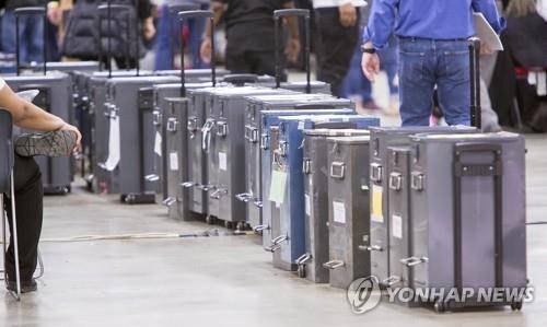 미 미시간주 개표장에 도착한 대선 부재자 투표용지함        (디트로이트 EPA=연합뉴스) 4일(현지시간) 미국 대선 경합 주(州) 가운데 한 곳인 미시간주 디트로이트의 TCF센터에 마련된 개표장 앞에 부재자 투표용지 함이 도착해 있다. 철저한 경비 속에 운송된 이들 부재자 투표용지는 검증을 거친 뒤 개표에 들어간다. 미시간주는 개표 후반 들어 도널드 트럼프 대통령과 조 바이든 민주당 후보가 피 말리는 접전을 보이고 있다.        sungok@yna.co.kr