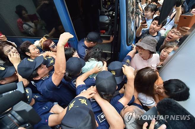 거센 비난 받으며 호송차 탑승하는 고유정 [연합뉴스 자료사진]