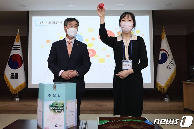 5일 서울 영등포구 서울지방병무청 대회의실에서 열린 2021년 입영대상 카투사 공개 선발에서 진행요원이 난수추첨을 진행하고 있다. 2020.11.5/뉴스1. © News1 구윤성 기자