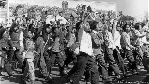 <1966년 6월 베이징 시내를 행진하는 홍위병의 모습. 문혁 당시 10대의 청소년들은 마오쩌둥 권력의 원천이었다.