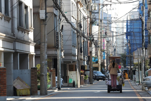 전세 품귀와 전셋값 폭등 현상이 7월 말 새 임대차법 시행 이후 석 달 가까이 지속되면서 아파트 대신 차선책으로 다세대와 빌라 전세를 찾는 세입자가 늘고 있다. 사진은 지난달 19일 서울 송파구 빌라와 다세대 주택 밀집 지역. /연합뉴스6일 한국감정원에 따르면 9월 서울의 다세대주택 거래량은 4354건으로 지난해 9월(3118건) 대비 39% 증가했다. 같은 기간 아파트 거래량이 4795건으로 지난해 9월(7096건) 보다 32% 줄어든 것과 대조된다.
