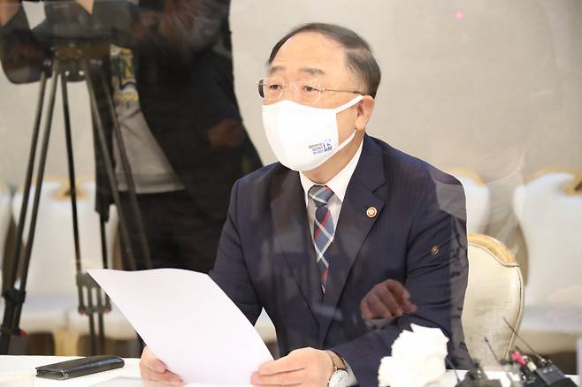 홍남기 경제부총리 겸 기획재정부 장관이 지난달 28일 오전 정부서울청사 국무위원식당에서 열린 제9차 부동산시장 점검 관계장관회의를 주재하며 발언하고 있다. [연합뉴스]