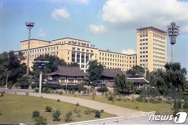 평양학생소년궁전 옆에 보존돼 있는 숭인전과 숭령전 전경. 뒤쪽이 숭인전, 앞쪽이 숭령전이다. (미디어한국학 제공) 2020.11.07.© 뉴스1