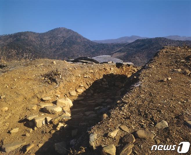 평양시 강동군 남강노동자구(향단리) 황대마을 앞산에서 발견된 황대성과 고인돌. 흙과 돌로 쌓은 황대성은 현재 약 300m 정도 남아 있다. (미디어한국학 제공) 2020.11.07. © 뉴스1