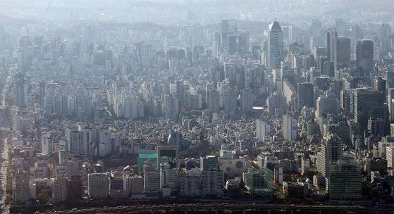 정부의 공시가격 현실화 로드맵까지 겹쳐 다주택자 보유세가 급증한다.