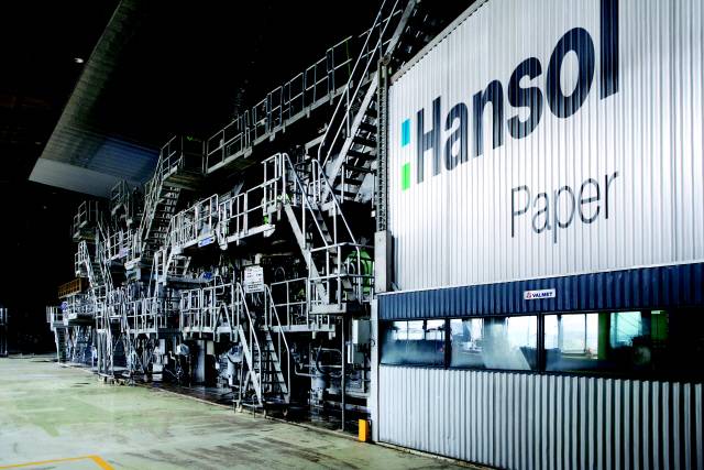 한솔제지 신탄진 공장에 있는 초지기 측면 모습. 워낙 복잡한 구조에 규모도 큰 기계라 옆면에 작업자들이 이동할 수 있도록 계단이 많이 설치돼 있다. /사진제공=한솔제지