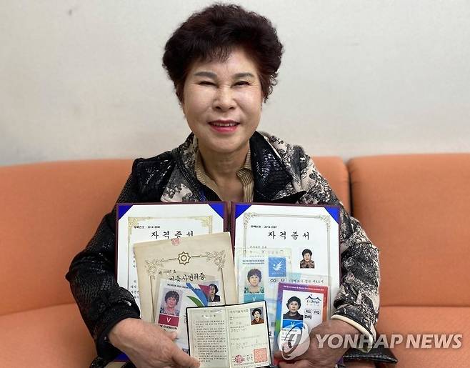 자원봉사를 위해 취득한 자격증들을 보여주는 김금순 씨 [촬영 신민재]