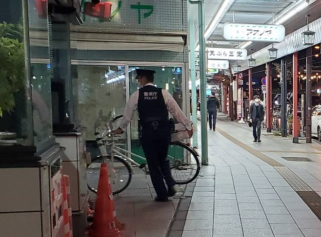 자전거 순찰에서 복귀하는 도쿄의 경찰관 [이세원 촬영]