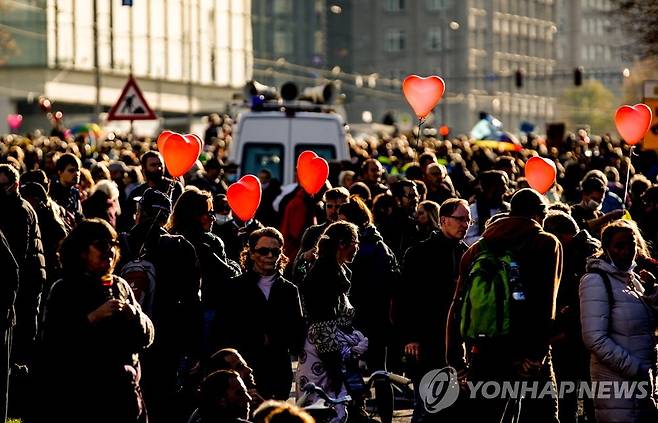 7일(현지시간) 독일 라이프치히에서 시위대가 신종 코로나바이러스 감염증(코로나19) 확산을 막기 위한 제한 조치에 반대하는 집회를 벌이고 있다. [EPA=연합뉴스]