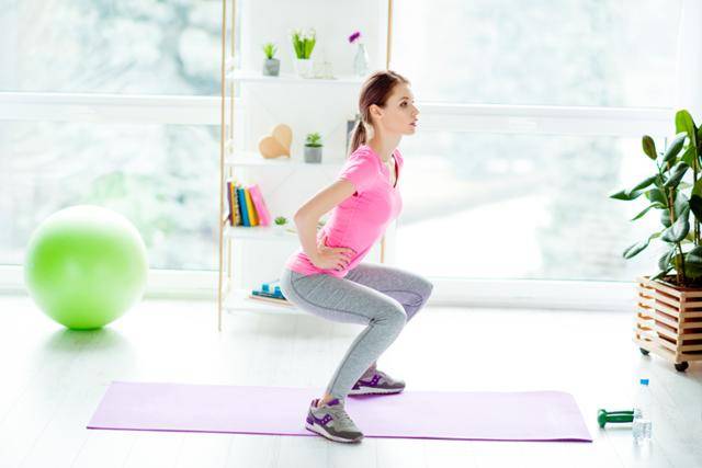 스쿼트를 하기에 앞서 사이드 레그 래이즈와 원 레그 데드리프트를 하면 중둔근을 잘 활용할 수 있게 된다. 게티이미지뱅크