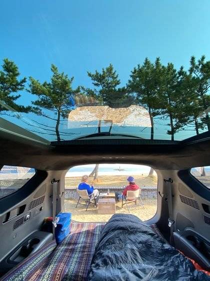 지난 10월 27일 강원도 강릉 남항진 해변의 해송(海松) 그늘에서 원용휘(왼쪽)씨와 김영철씨가 이야기꽃을 피우고 있다. 이들은 이렇게 잠시 앉아있다가 차 안에서 모든 것을 해결하며 흔적을 남기지 않는 ‘스텔스 차박’에 들어갔다. 김홍준 기자