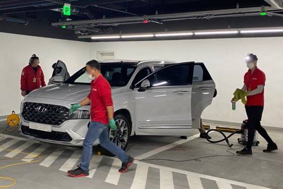 현대자동차 고양모터스튜디오 지하4층에서 한 전문업체가 현대차 차박 체험 플랫폼 '휠핑'에 사용할 차량 내부를 샅샅이 청소하고 있다. 김홍준 기자