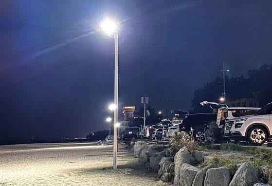 강원도 사근진 해변 주차장에 있는 차 중 일부가 뒷문을 열어 놓고 있다. 이들은 취사를 하지 않고 '차박'을 하고 있다. 김홍준 기자