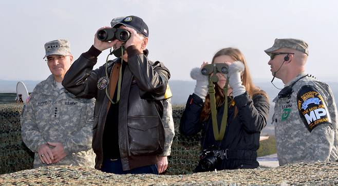 2013년  연세대·DMZ 찾은 바이든 조 바이든 미국 대통령 당선자가 2013년 12월6일 당시 부통령 신분으로 한국을 방문, 서울 서대문구 연세대에서 정책연설을 하고 있다(위 사진). 바이든 당시 부통령이 다음날 손녀 피거넌과 함께 판문점 인근 올렛초소를 찾아 쌍안경으로 북측 지역을 바라보고 있다.  연합뉴스