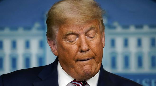 5일(현지시간) 도널드 트럼프 미국 대통령이 워싱턴 DC 백악관 브리핑 룸에서 기자회견을 하고 있다.AP 연합뉴스