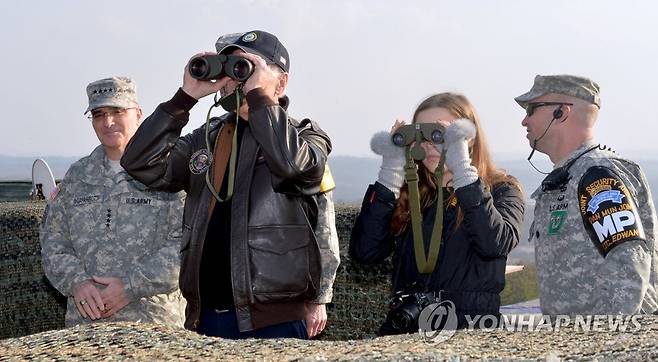 DMZ 방문했던 바이든 후보 (서울=연합뉴스) 조 바이든 미국 민주당 대선후보가 지난 2013년 12월 7일 부통령 당시 판문점 인근 올렛초소(GP)를 방문, 북측 지역을 보고 있다. 2020.11.5 [연합뉴스 자료사진] photo@yna.co.kr