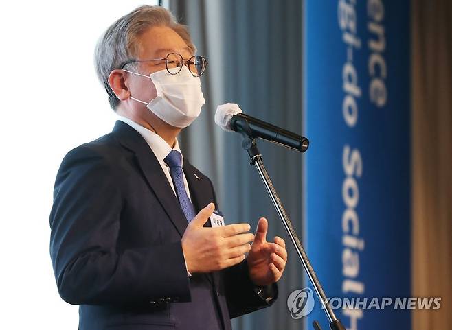 이재명 경기도지사 (수원=연합뉴스) 홍기원 기자 = 6일 오전 경기도 수원시 팔달구 노보텔 앰배서더 호텔에서 열린 '2020 경기도 사회주택 콘퍼런스'에서 이재명 경기도지사가 개회사를 하고 있다. 2020.11.6 xanadu@yna.co.kr