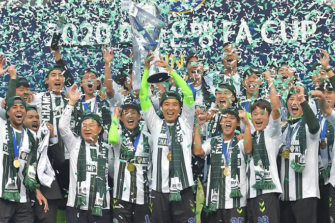 12년 동안 8번 정규리그 우승에 이어 클럽 역사상 첫 시즌 더블도 달성했다. 토 달 것 없이 K리그는 전북 시대다. (전북현대 제공) © 뉴스1