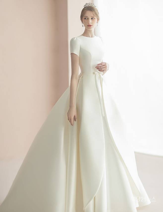 사진 : 웨딩드레스 모리엠바이서영,&nbsp;포토그래퍼 유창환(앤유스튜디오),&nbsp;모델 로렌,&nbsp;헤어 가영 메이크업 주희(고바이),&nbsp;제품협찬 누누핑거스, 디바이디, 루시에,&nbsp;마이테라스가든, 미네타니, 수야