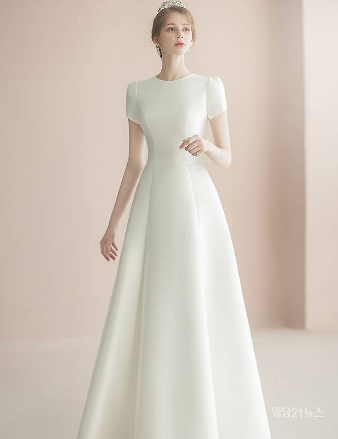 사진 : 웨딩드레스 모리엠바이서영,&nbsp;포토그래퍼 유창환(앤유스튜디오),&nbsp;모델 로렌,&nbsp;헤어 가영 메이크업 주희(고바이),&nbsp;제품협찬 누누핑거스, 디바이디, 루시에,&nbsp;마이테라스가든, 미네타니, 수야