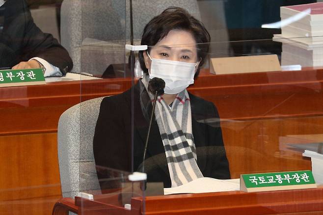 김현미 국토교통부 장관이 9일 서울 여의도 국회에서 예산결산특별위원회 전체회의에 참석했다. /국회사진기자단