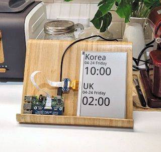 천생 개발자인 김재현 대표가 사무실에 만들어 둔 시계. ‘저전력 이페이퍼’에 한국과 영국 시간을 코딩으로 입력했다.