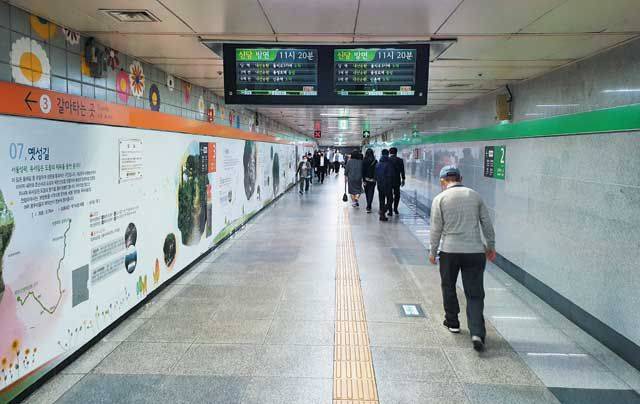 지난 11일 오후 서울 을지로3가역 환승 통로. 붐비지 않을 때는 이렇게 우측 보행이 지켜진다.