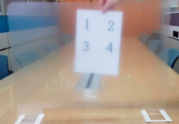 12월 3일 수능에 사용될 책상 전면 가림막. /연합뉴스