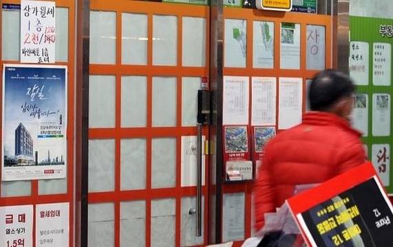 10월 25일 서울 송파구의 한 부동산 중개업소에 매물정보란이 비어있는 모습. /연합뉴스