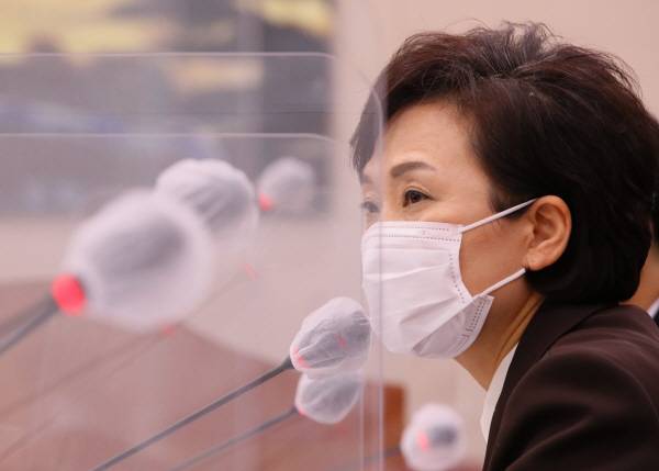 김현미 국토교통부 장관이 전세난은 임대차3법 때문이라고 말하기 어렵다고 밝혔지만, 국민의 64.3%가 임대차법을 부정적으로 평가했다. [매경DB]