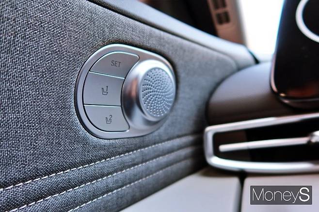 도어의 마감재는 청바지 느낌을 주려 했다. /사진=박찬규 기자