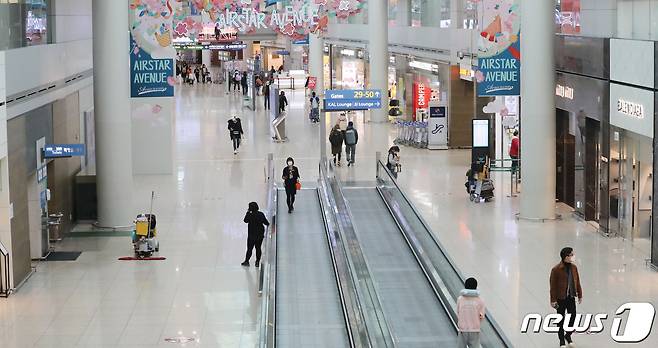 6일 오전 인천국제공항 1터미널 출국장 면세구역이 한산한 모습을 보이고 있다.  2020.3.6/뉴스1 © News1 박지혜 기자