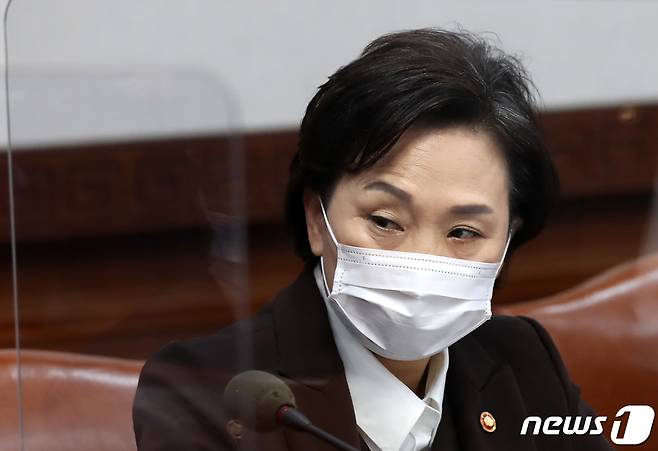 김현미 국토교통부 장관이 10일 오전 서울 종로구 세종로 정부서울청사에서 열린 국무회의에서 정세균 총리의 모두발언을 듣고 있다. 2020.11.10/뉴스1 © News1 구윤성 기자
