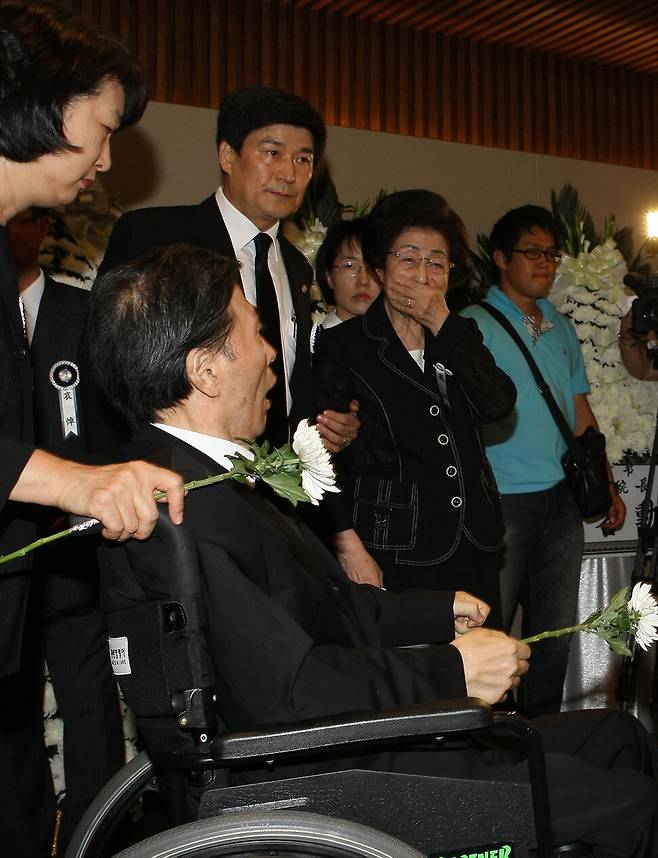 김대중이 세상을 떠났을 때 맏아들 김홍일은 휠체어에 의지한 채 조문객을 맞았다. 한창때와는 몰라볼 만큼 달라진 모습에 사람들은 더욱 마음이 아팠다. 1980년에 전두환의 신군부에 받은 고문의 후유증으로 파킨슨병을 앓고 있던 것이다. 지면에 실리지 않은 사진을 이번에 공개한다. 이종근 기자가 찍었다.