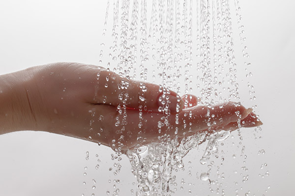샤워할 때 세수까지 같이하면 샤워기의 물줄기가 예민한 얼굴 피부를 손상시킬 수 있다./사진=클립아트코리아