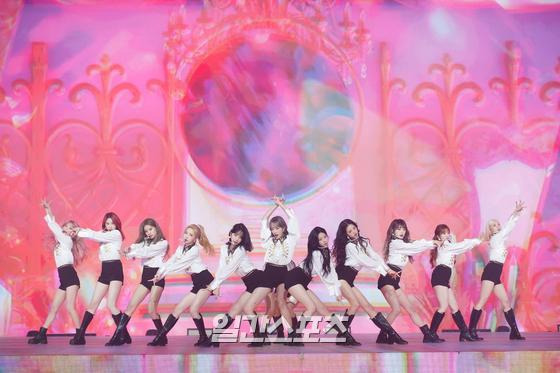 그룹 아이즈원이 온라인으로 진행된 세계 최대 한류 페스티벌 '케이콘:택트 시즌2(KCON:TACT season 2)'에 참석해 멋진 무대를 펼치고 있다. . '케이콘:택트 시즌 2'에는 에이티즈(ATEEZ), 씨엘씨(CLC), 데이식스 이븐 오브 데이(DAY6 Even of Day), 드림캐쳐(DREAMCATCHER), 고스트나인(GHOST9), 아이즈원(IZ*ONE), 김재환, 나띠, 원어스(ONEUS), 티오오(TOO), 베리베리(VERIVERY), 위아이(WEi) 등이 출연하며 16일부터 25일까지 열흘간 온라인으로 진행된다.  〈사진=CJENM 제공〉