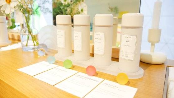 자신의 피부 고민에 따라 성분을 추가해 만들 수 있는 라네즈 명동 쇼룸의 '비스포크 크림 스킨' 코너. 사진 라네즈