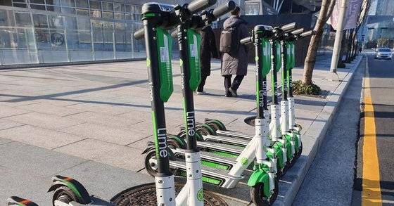 라임코리아의 공유 전동 킥보드. 연합뉴스.
