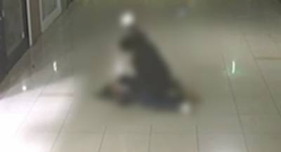 지난 7일 새벽 남성이 바닥에 쓰러진 여성을 휴대전화로 때리고 있다 [사회관계망서비스(SNS) 갈무리. 재판매 및 DB 금지]