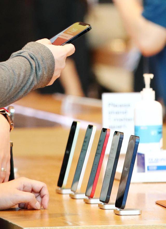 애플 신제품 아이폰12가 정식 출시된 지난달 30일 서울 강남구 신사동 애플 가로수길 매장을 찾은 시민들이 아이폰12 프로 제품을 살펴보고 있다. 연합뉴스